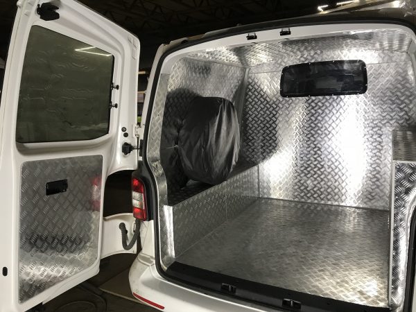 Переобладнання Volkswagen Transporter під вантажопасажирські перевезення.